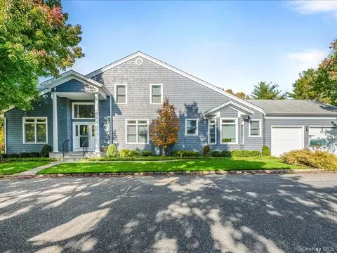 38 Fieldstone Ln, Oyster Bay, NY 11771