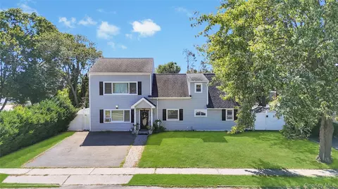 6 Regal Ln, Levittown, NY 11756