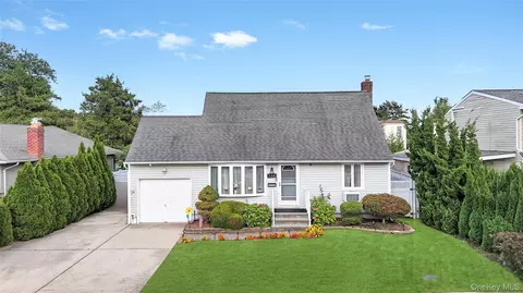 154 8th St, Bethpage, NY 11714