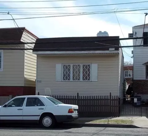 6962 Juniper Blvd S, New York, NY 11379