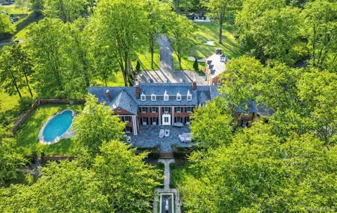 393 Mill River Rd, Oyster Bay, NY 11771