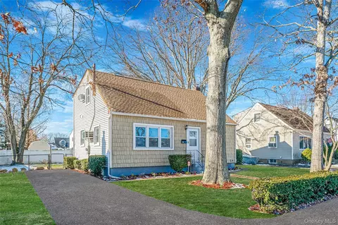 266 W 16th St, Deer Park, NY 11729