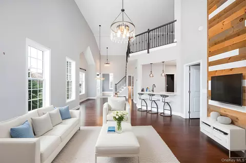 27 Dutch Ct, Wappinger, NY 12590