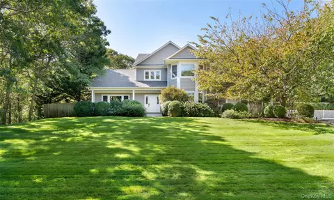 8 Mountain Laurel Ln, Southampton, NY 11968