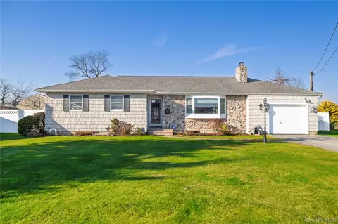 272 Baylawn Ave, Copiague, NY 11726