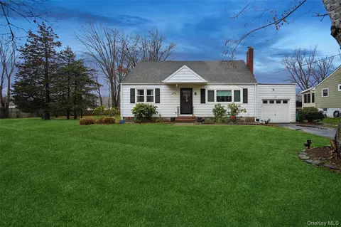 22 Wendover Dr, Poughkeepsie, NY 12601
