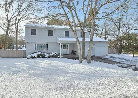 14 Avenue C, Holbrook, NY 11741