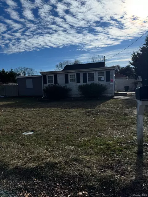 122 Manor Dr, Shirley, NY 11967