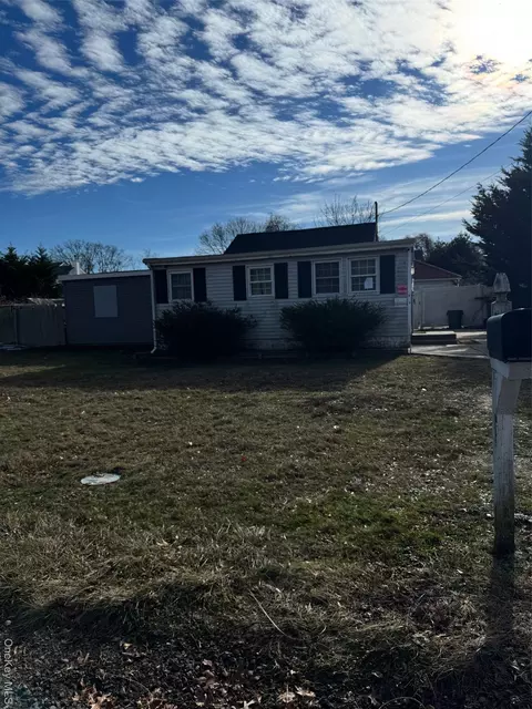 122 Manor Dr, Shirley, NY 11967