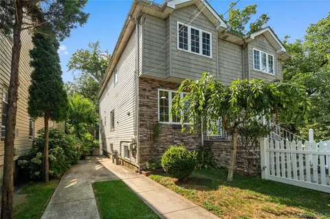 136 Holland Ave, Staten Island, NY 10303