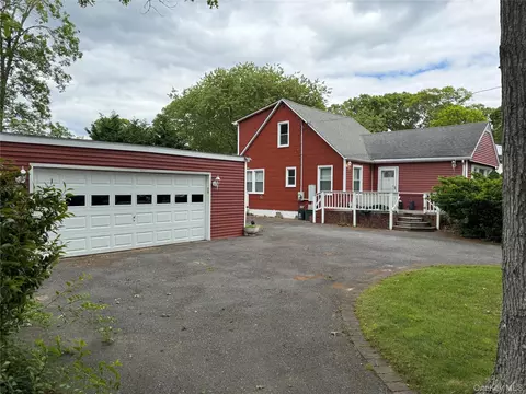 89 Manor Dr, Shirley, NY 11967
