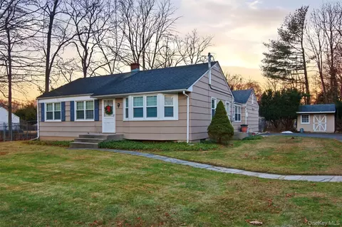 10 Catalpa Ln, Stony Brook, NY 11790