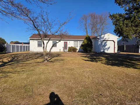 17 Thrasher Ave, Bellport, NY 11713