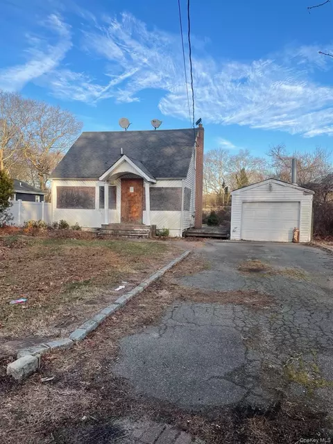 77 Poospatuck Ln, Mastic, NY 11950