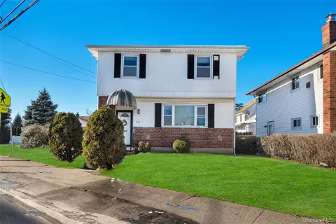 212 Newbridge Rd, Hicksville, NY 11801