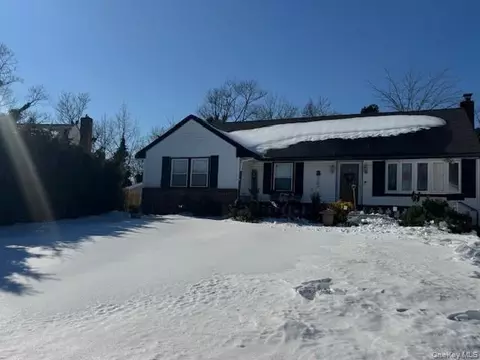 692 Woodside Dr, Wantagh, NY 11793