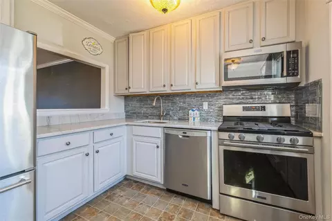 92 Cardinal Ln #92, Islip, NY 11751