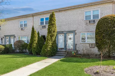 92 Cardinal Ln #92, Islip, NY 11751