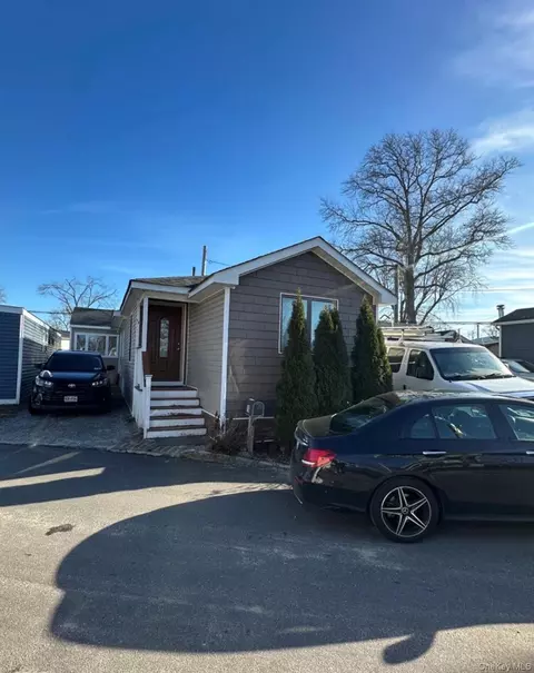 10 Elm Ave, Bay Shore, NY 11706