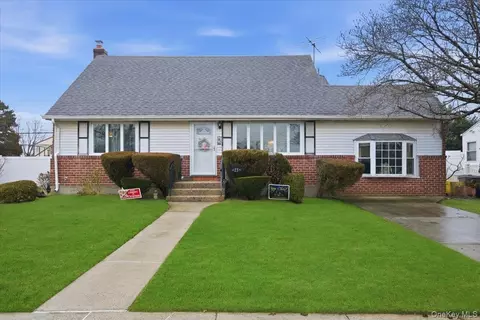25 Lois Ln, Farmingdale, NY 11735