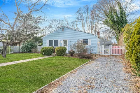 39 Kay Rd, Calverton, NY 11933