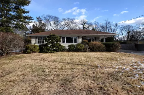 41 Country Club Rd, Bellport, NY 11713