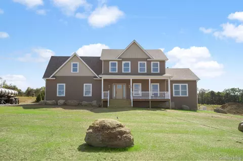 13 Harrier Ridge Dr, Shawangunk, NY 12589