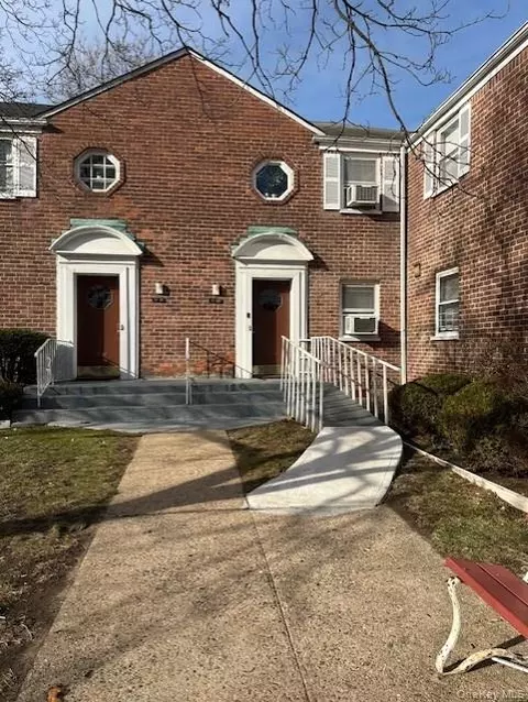 131-38 234th St #LOWER, Rosedale, NY 11422