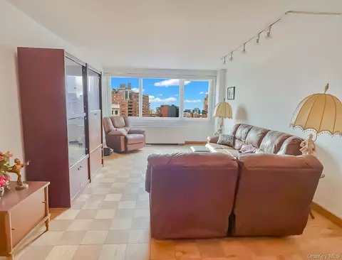 61-20 Grand Central Pkwy #A1407, Forest Hills, NY 11375