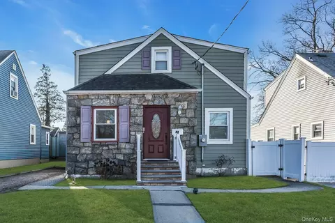 31 Cedar St, Roosevelt, NY 11575