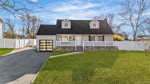 28 Ellen Pl, Kings Park, NY 11754