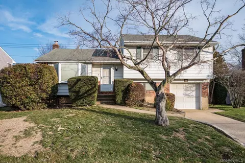 285 Southwood Cir, Syosset, NY 11791