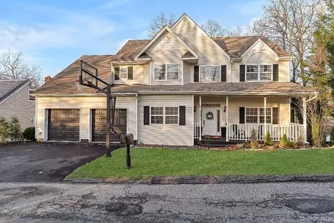 33 E Potter Ln NE, Huntington, NY 11743