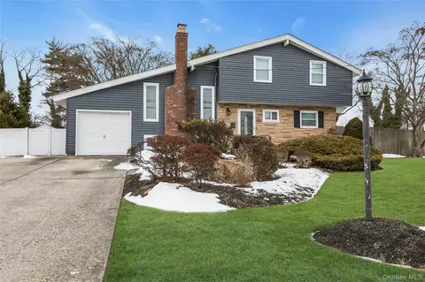 360 Locust Ave, Oakdale, NY 11769