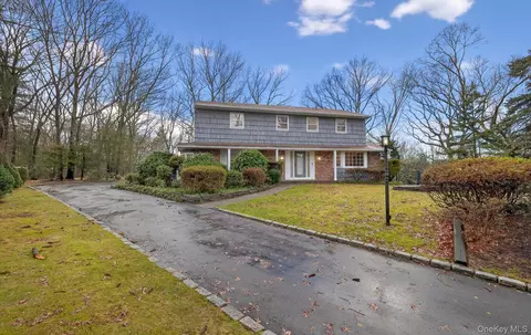 4 Penn Ct, Dix Hills, NY 11746