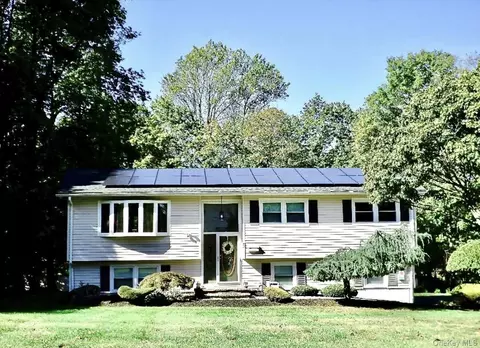 8 Jodi Ln, Clarkstown, NY 10956