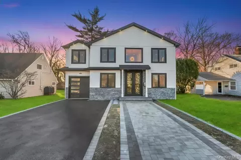 126 Rim Ln, Hicksville, NY 11801