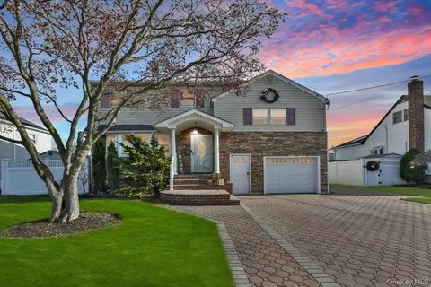 359 Park Ln, Massapequa Park, NY 11762