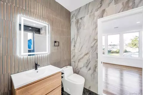 Bath - 61 Stephen Dr, Plainview, NY 11803 photo 3 of 6