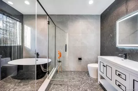 Bath - 61 Stephen Dr, Plainview, NY 11803 photo 1 of 6