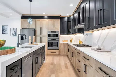 Kitchen - 61 Stephen Dr, Plainview, NY 11803 photo 4 of 5