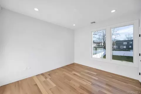 Bedroom - 61 Stephen Dr, Plainview, NY 11803 photo 3 of 9