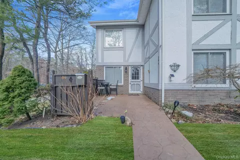 586 Blue Ridge Dr, Medford, NY 11763