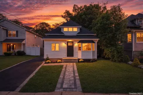 15 E Hamilton Ave, Massapequa, NY 11758