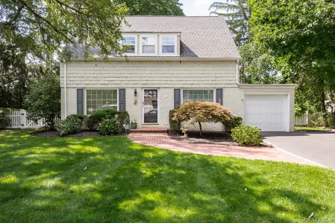 151 Milburn Ln, Roslyn Heights, NY 11577
