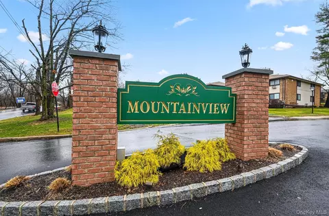 524 Sierra Vista Ln, Clarkstown, NY 10989
