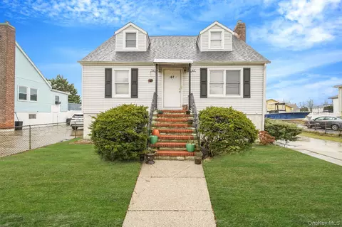67 Orchard St, Lindenhurst, NY 11757
