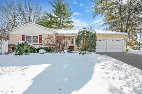 2 Greenpine Ct, Dix Hills, NY 11746