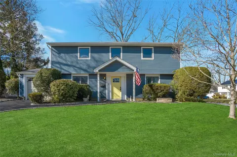 3 Dover Ln, Old Bethpage, NY 11804