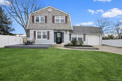 9 Katie Ct, Lake Grove, NY 11755